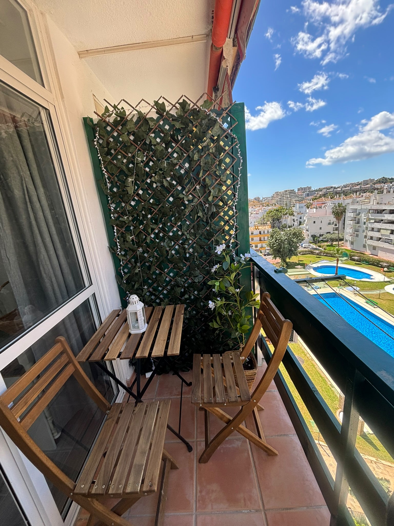 Terraza con vistas a la piscina